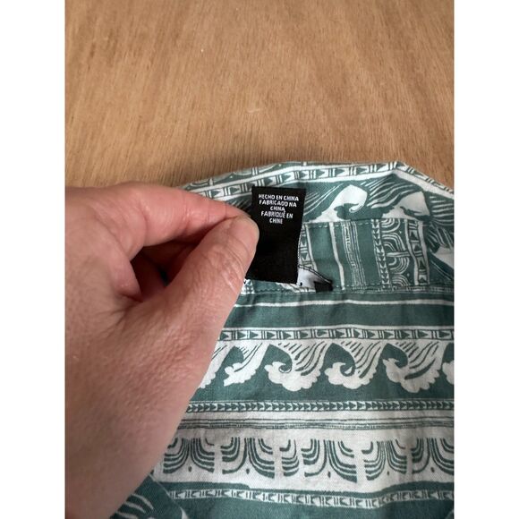Forever 21 Men’s Button Up Shirt L Green White Wave Print Casual - Picture 4 of 7